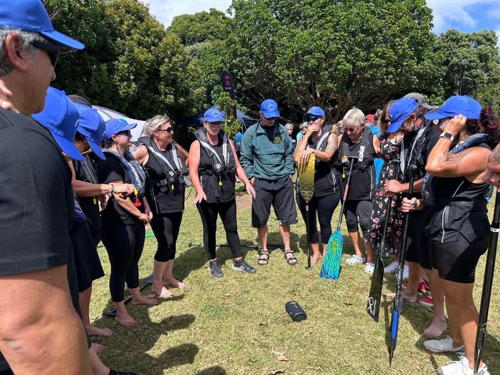 Paddlers briefing before the water